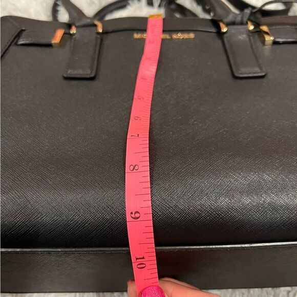 Michael Kors Black Leather Medium East West Dillon Tote w/ cross body strap - Picture 12 of 13